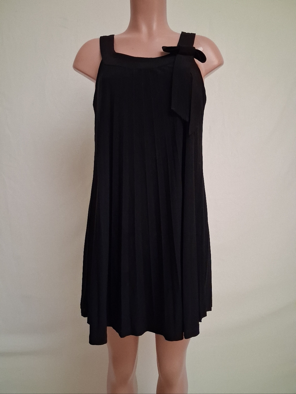 Robbie Bee Little Black Dress LBD Pleated Sleeveless Size 8